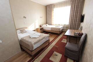 Гостевой дом Отель Маданур Каракол Стандартный двухместный номер с 2 отдельными кроватями-1