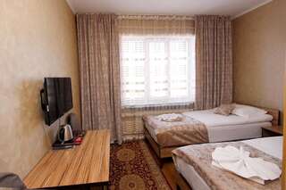 Гостевой дом Отель Маданур Каракол Стандартный двухместный номер с 2 отдельными кроватями-4