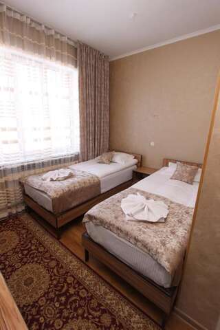 Гостевой дом Отель Маданур Каракол Стандартный двухместный номер с 2 отдельными кроватями-5