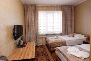 Гостевой дом Отель Маданур Каракол Стандартный двухместный номер с 2 отдельными кроватями-10