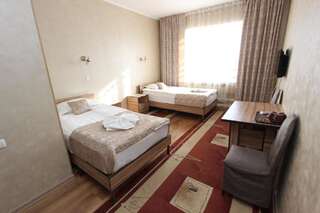 Гостевой дом Отель Маданур Каракол Стандартный двухместный номер с 2 отдельными кроватями-15